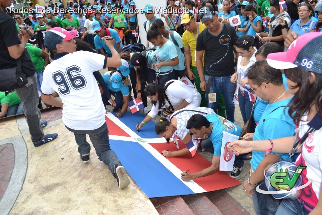 Jovenes de la Pascua Juvenil 2013 firmaron compromiso por la patria en la plaza Duarte de Moca